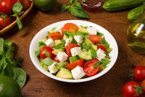 Salada de pepino, abacate, tomate-cereja e queijo é uma opção para variar o cardápio.