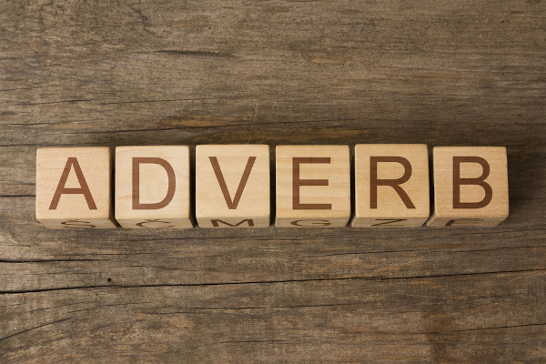 Letras em cubos de madeira formam a palavra “adverb”, em inglês. Letras em cubos de madeira formam a palavra “adverb”, em inglês.