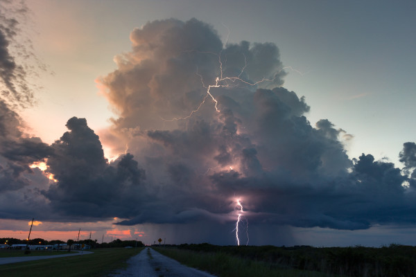 Tempestade acompanhada de raios no sul da Flórida. Tempestade acompanhada de raios no sul da Flórida.