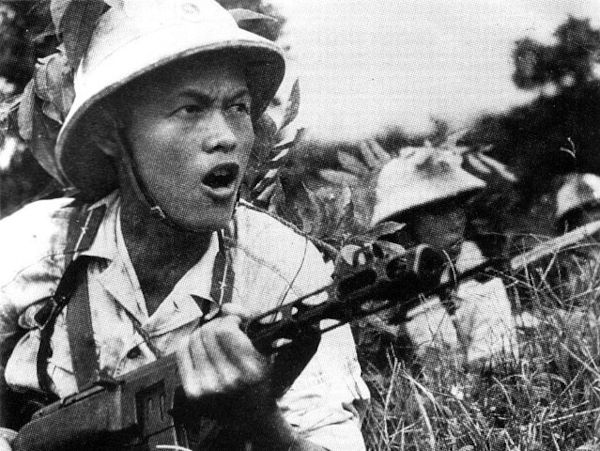 Soldados vietnamitas lutando na Guerra do Vietnã, um conflito da Guerra Fria.