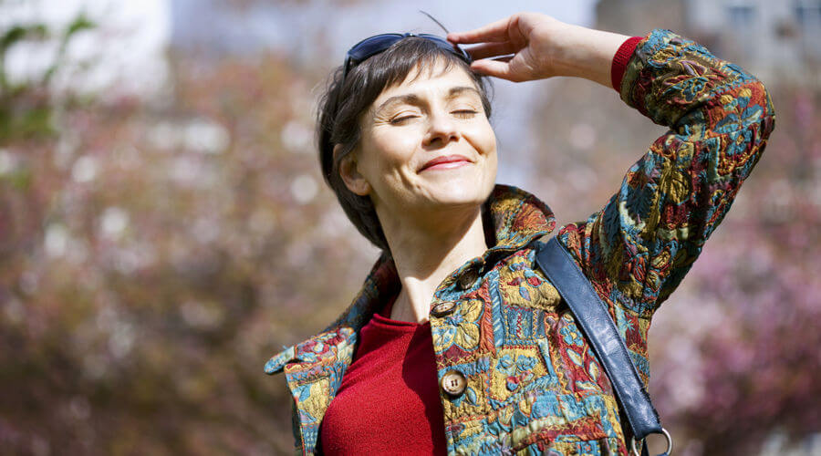 Expor-se à luz solar é fundamental para aumentar os níveis de vitamina D.